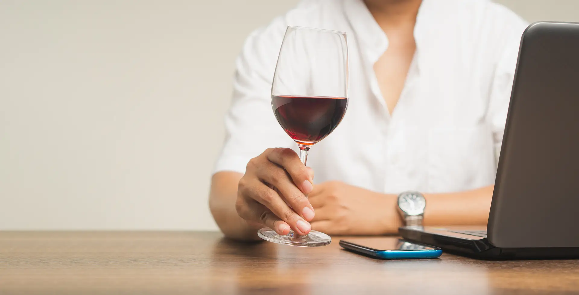 O vinho sempre ocupou um lugar especial na cultura e na mesa das pessoas. Mas nos últimos anos, o que era um hábito reservado a ocasiões especiais tornou-se um verdadeiro estilo de vida para muitos. O mercado de vinhos vem passando por uma transformação significativa, impulsionado por mudanças no comportamento do consumidor, pela busca por experiências mais refinadas e pela valorização da qualidade de vida.