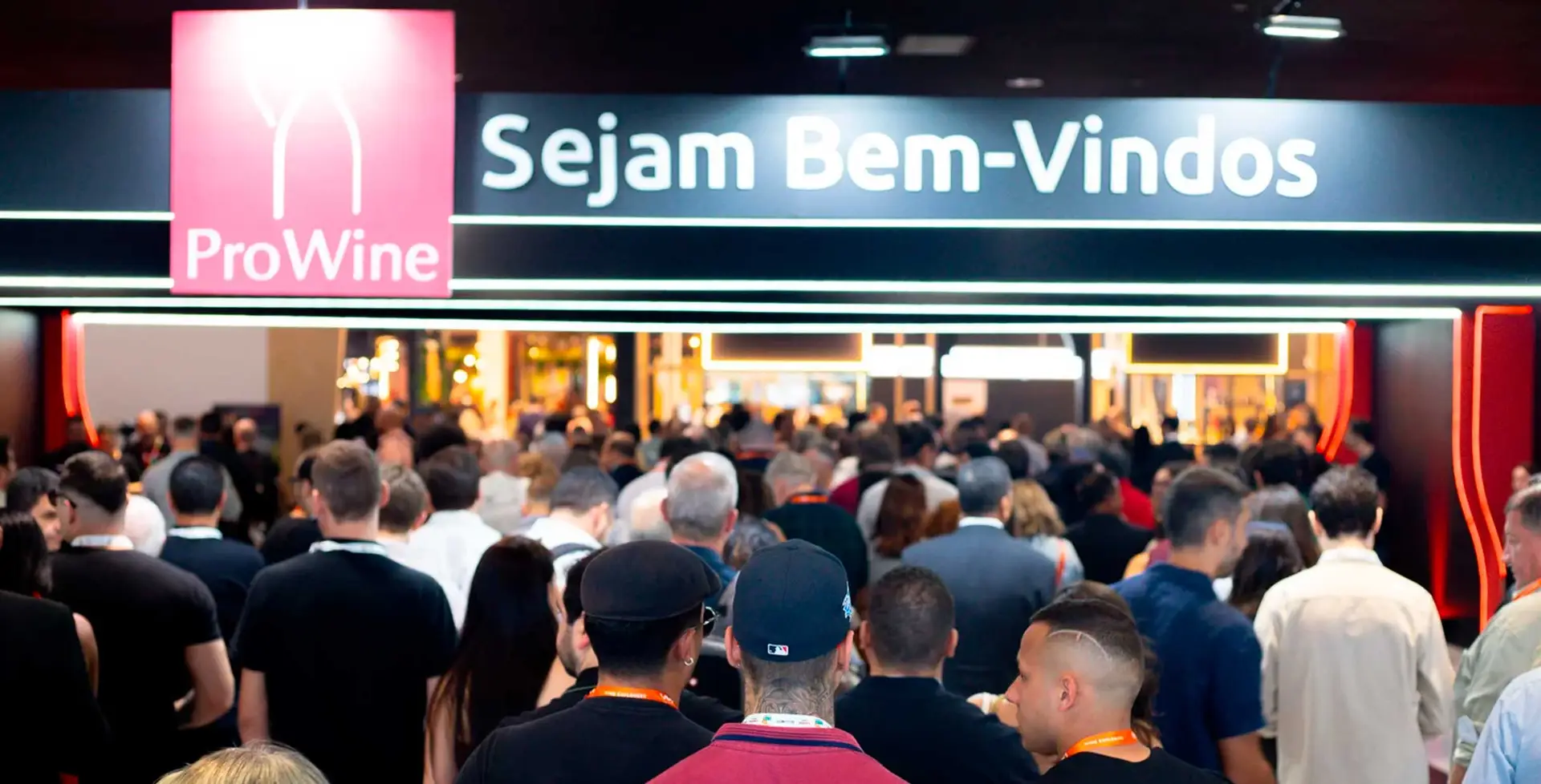 Estandes e visitantes na feira ProWine São Paulo 2025, ambiente B2B de networking no setor de vinhos e destilados